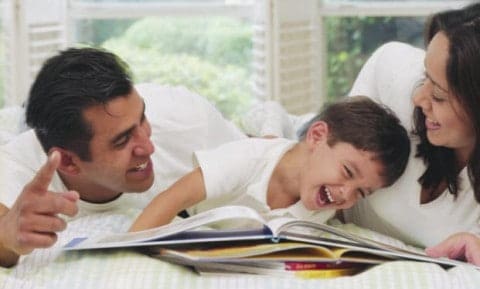 Ouders lezen voor aan kind