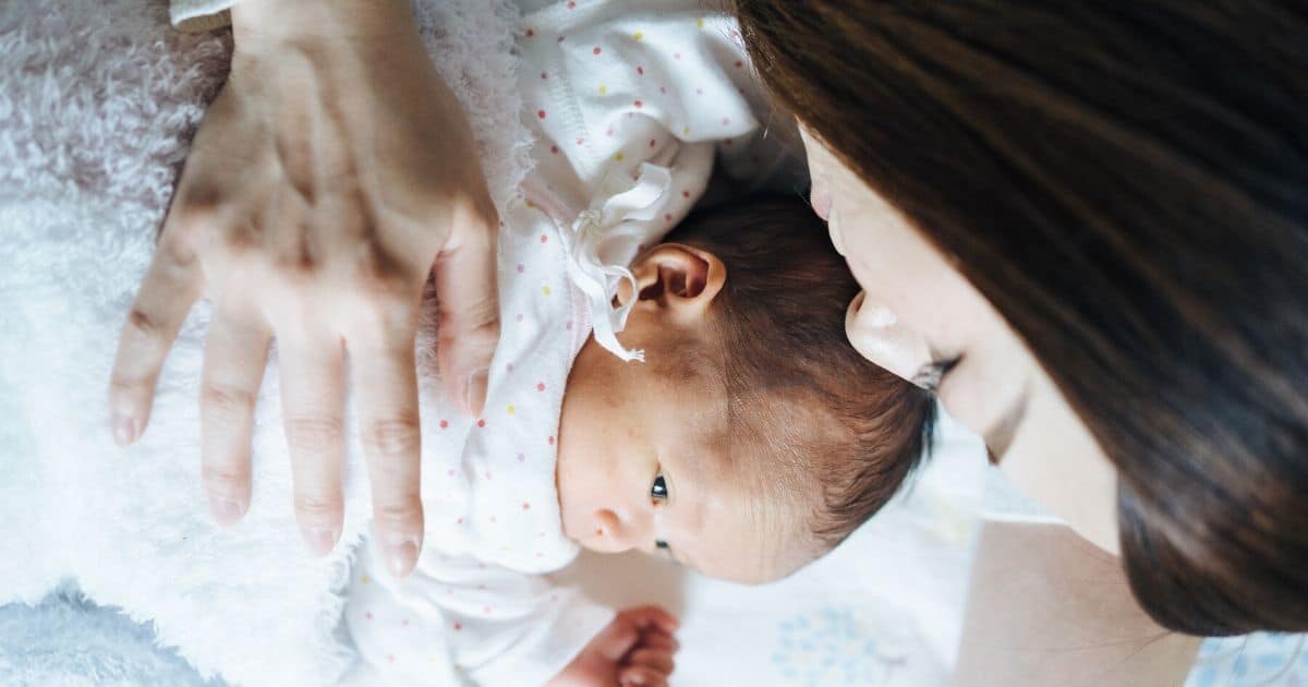 baby’s tot ze 3 zijn bij hun moeder moeten slapen
